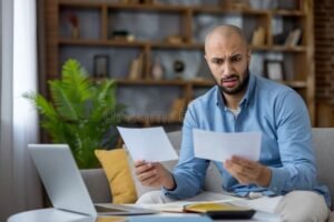 personne stressee regardant ses finances a domicile