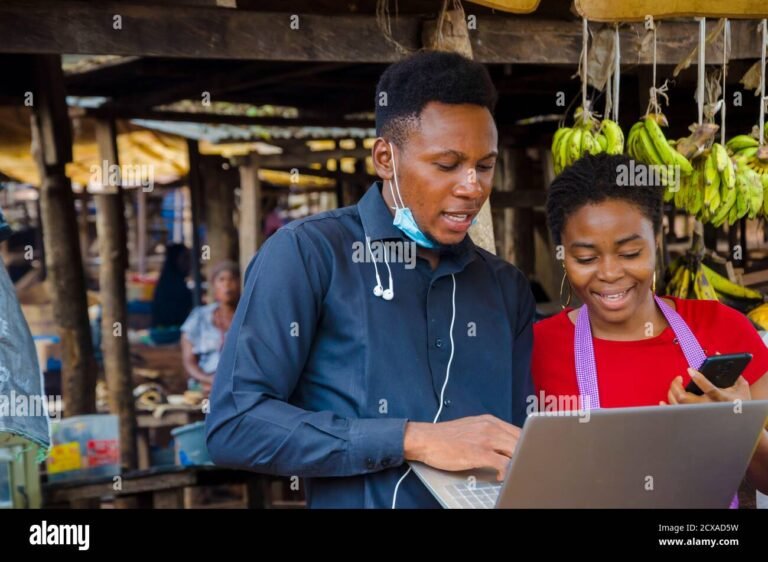 personne travaillant sur ordinateur portable weekend marche