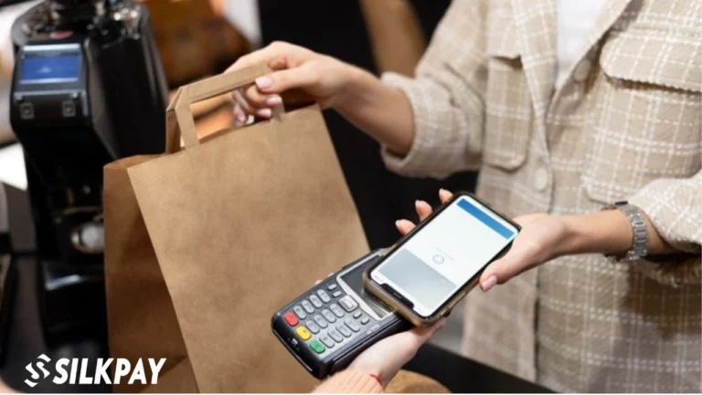 personne utilisant apple pay avec smartphone au magasin