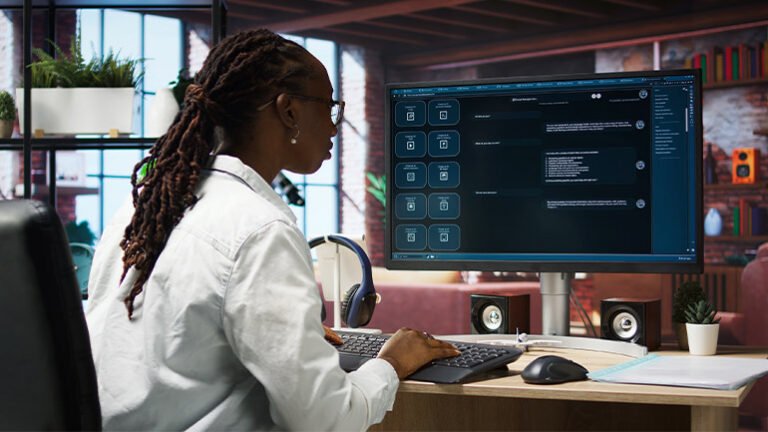 personne utilisant ordinateur avec interface web paris