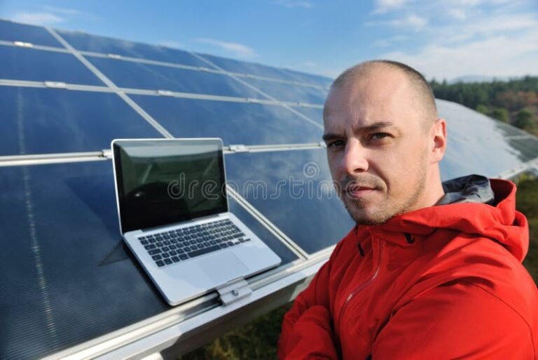 Comment Accéder à Mon Compte Prime Énergie pour Gérer Mes Aides 1 personne utilisant un ordinateur avec energie solaire