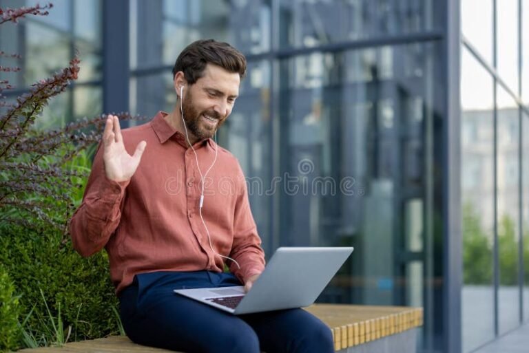 Comment Accéder et Gérer Mes Comptes sur Ça Aquitaine Facilement 33 personne utilisant un ordinateur portable accueillant