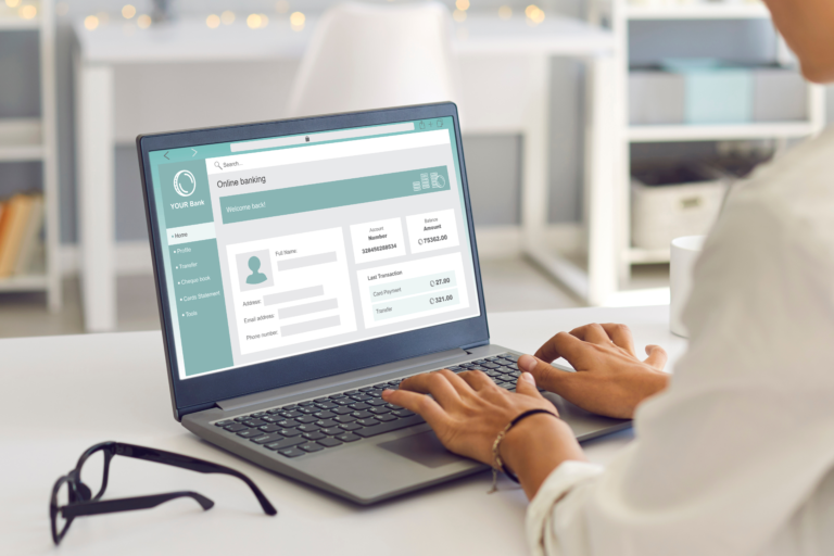 Comment Ouvrir un Compte Ma French Bank Facilement en Ligne 15 personne utilisant un ordinateur portable pour banque en ligne