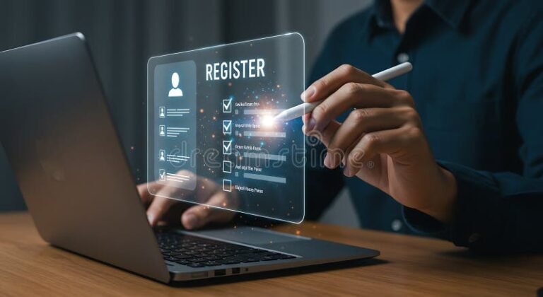 personne utilisant un ordinateur pour sinscrire en ligne