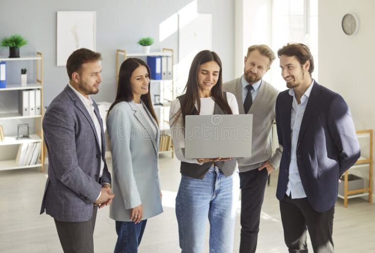 personnes discutant autour dun ordinateur moderne