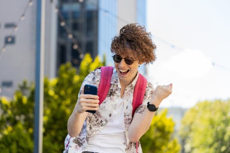 personnes utilisant smartphone pour cagnotte en ligne