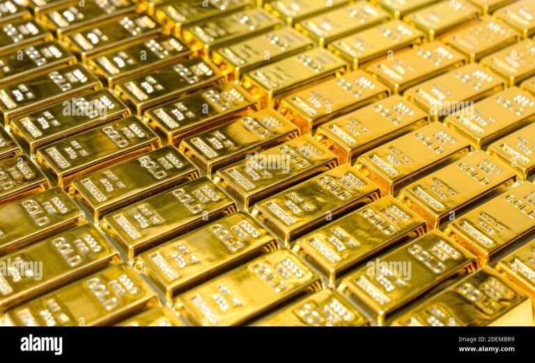 Comment Fonctionne Un Prêt Sur Gage D’Or Et Quels Sont Ses Avantages 2 piles de lingots dor brillants empiles