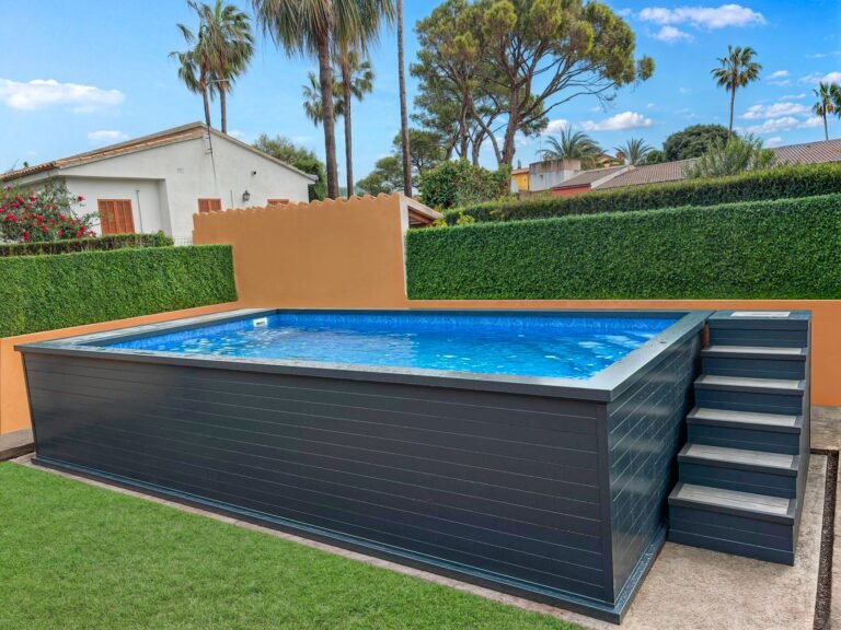 piscine hors sol installee en jardin ensoleille