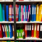 Où Trouver Des Fournitures Scolaires Moins Chères Cette Année rayon-fournitures-scolaires-colorees-en-magasin