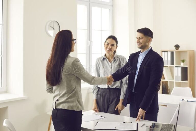 Comment Fonctionne Le Mini Crédit Floa Bank Et Quels Sont Ses Avantages 7 serrer la main dun conseiller financier moderne