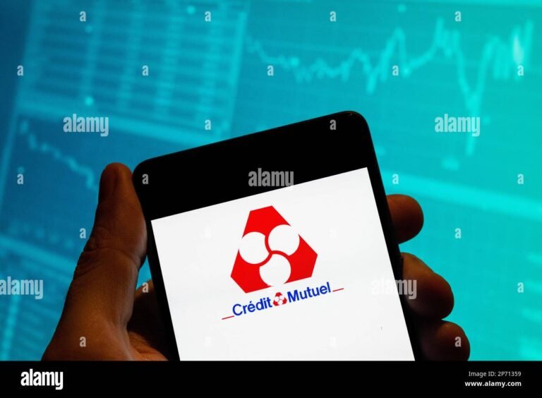 Quel forfait mobile Crédit Mutuel offre le meilleur rapport qualité-prix 7 smartphone avec logo credit mutuel colore