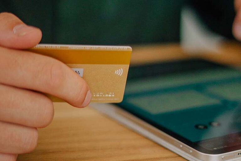 telephone tenant une carte bancaire banque populaire