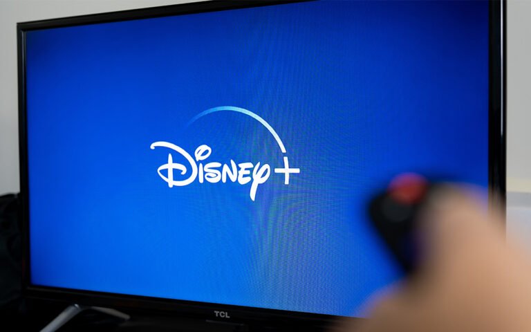 television avec logo disney plus et orange