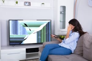 television cassee dans un salon moderne