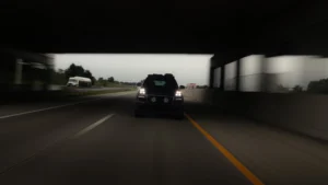 voiture economique roulant sur une route vide