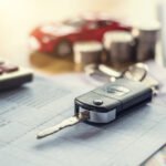 voiture-neuve-avec-billets-et-calculatrice