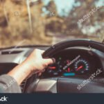 Comment Calculer Les Frais Réels Kilométriques Pour Sa Déclaration d'Impôts voiture-sur-route-avec-compteur-kilometrique-visible