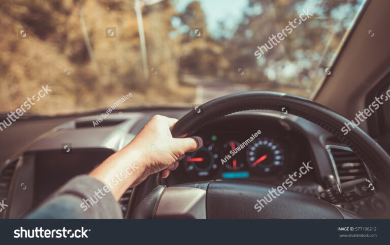 voiture sur route avec compteur kilometrique visible