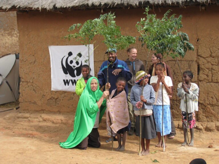 volontaires aidant village malgache rural